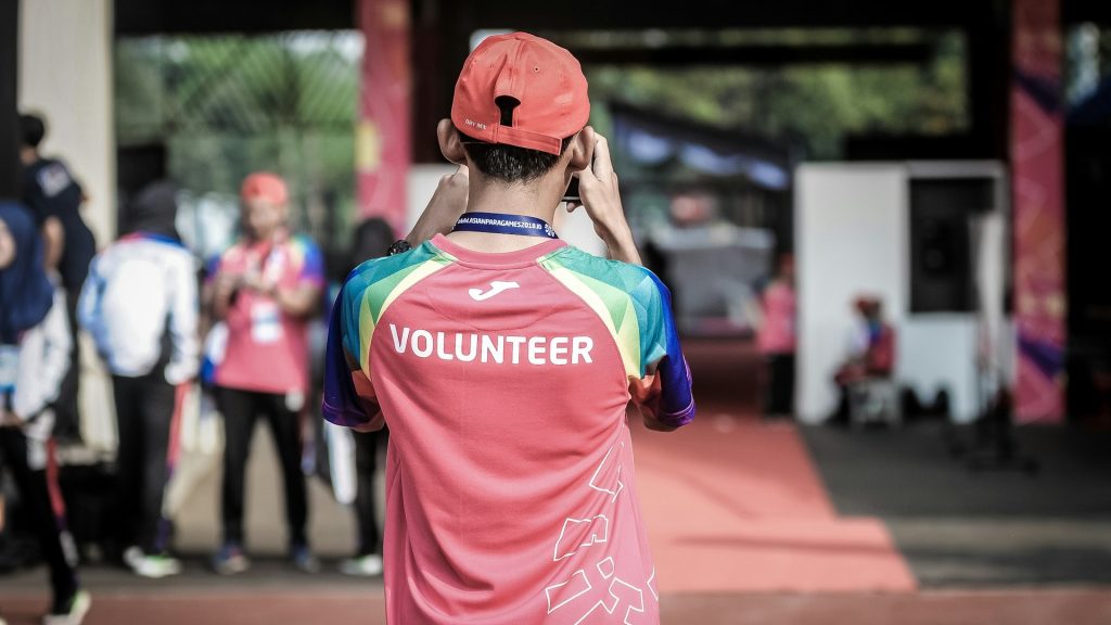 Volunteer making an impact at a community nonprofit event
